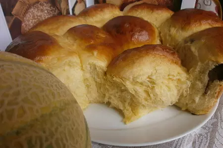 Сдобные сливочно - дынные булочки с шоколадной начинкой: шаг 8