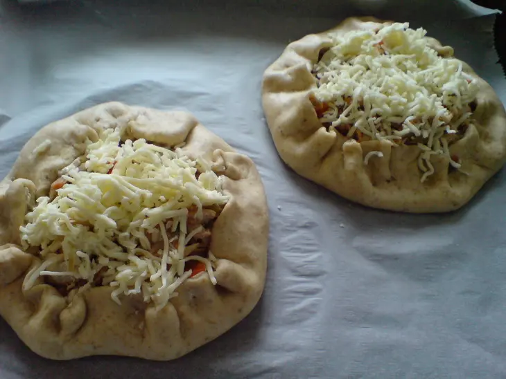Провинциальный  порционный пирог с курицей и овощами: шаг 7