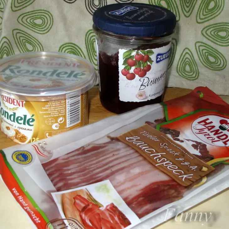 Канапе с мягким сыром, ветчиной и вишневым конфитюром: шаг 1