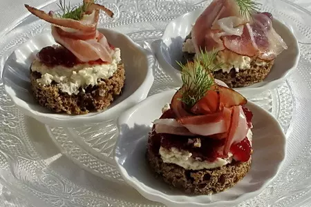 Канапе с мягким сыром, ветчиной и вишневым конфитюром: шаг 2