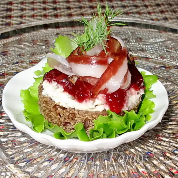 Канапе с мягким сыром, ветчиной и вишневым конфитюром: шаг 3