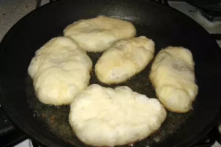 Пирожки жареные с печенью и картошкой: шаг 3