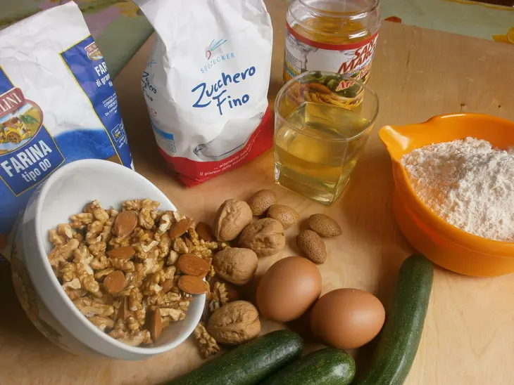 Домашний влажный ореховый пирог из цуккини: шаг 1