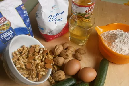 Домашний влажный ореховый пирог из цуккини: шаг 1