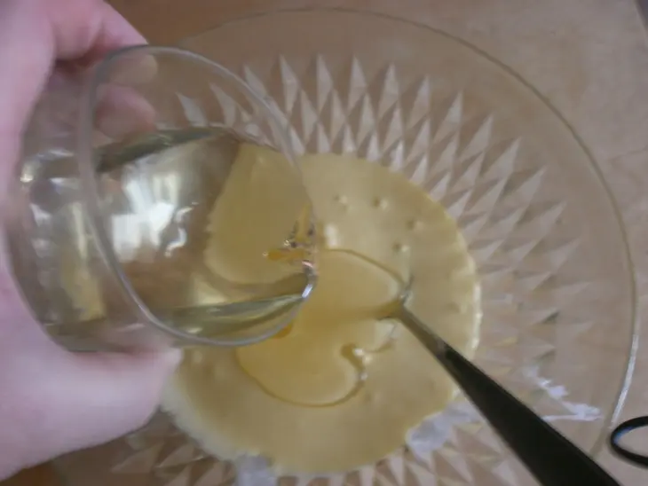 Домашний влажный ореховый пирог из цуккини: шаг 3