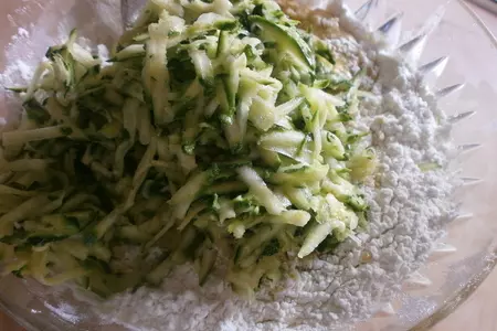 Домашний влажный ореховый пирог из цуккини: шаг 4