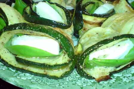 Рулетики из запечённых цуккини с сыром: шаг 3