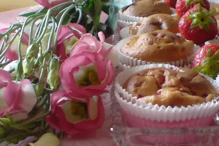 Кексы "баловство" с клубничкой: шаг 7