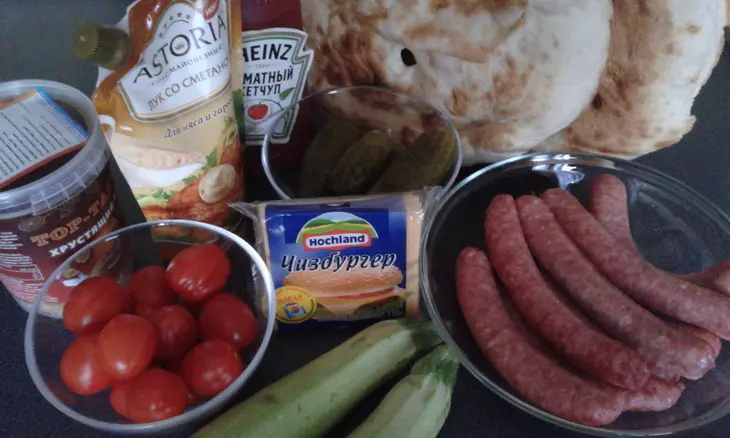 Хот-дог с колбаской барбекю, хрустящим луком и овощами: шаг 1