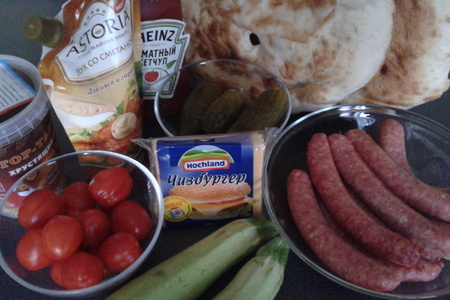 Хот-дог с колбаской барбекю, хрустящим луком и овощами: шаг 1