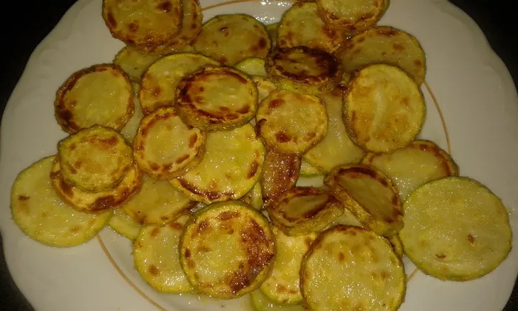 Хот-дог с колбаской барбекю, хрустящим луком и овощами: шаг 2