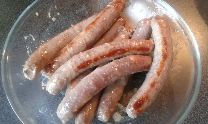 Хот-дог с колбаской барбекю, хрустящим луком и овощами: шаг 3