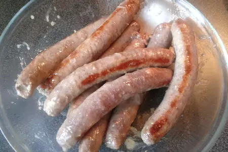 Хот-дог с колбаской барбекю, хрустящим луком и овощами: шаг 3