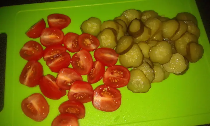 Хот-дог с колбаской барбекю, хрустящим луком и овощами: шаг 4