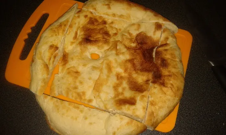 Хот-дог с колбаской барбекю, хрустящим луком и овощами: шаг 5