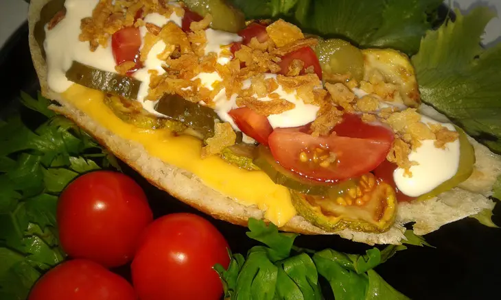 Хот-дог с колбаской барбекю, хрустящим луком и овощами: шаг 7