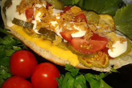 Хот-дог с колбаской барбекю, хрустящим луком и овощами: шаг 7