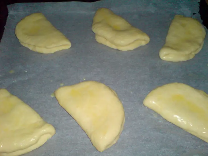 Parker house buns/булочки с  почти "горячей  собакой"!(фм "да! да! мой любимый хот-дог!"): шаг 5