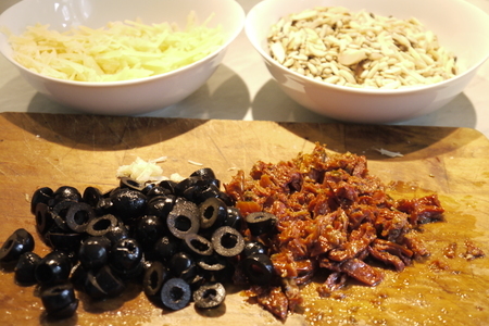 Закусочный оливковый хлеб „тоскана“ испеченный в рукаве для запекания: шаг 2