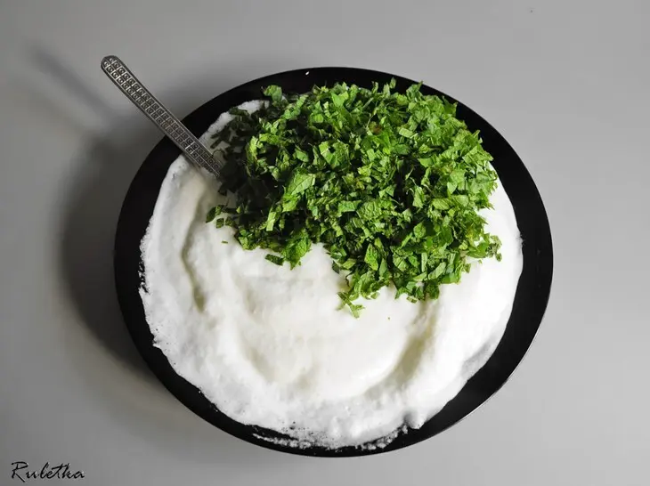 Ролл с мясом краба и муссом из йогурта и мяты: шаг 8