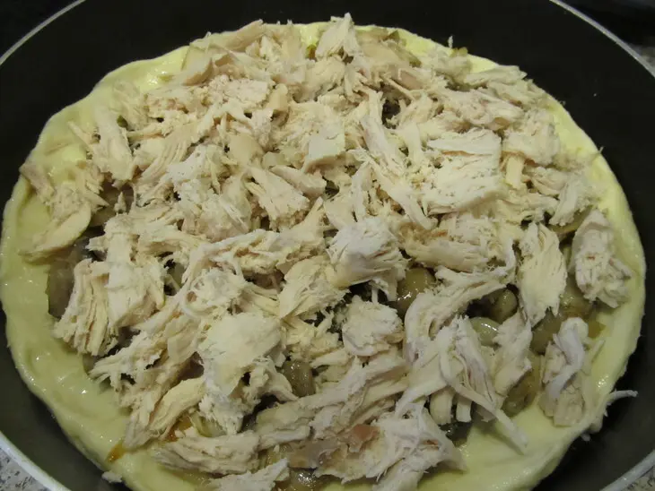 Пирог с куриным филе и грибами на скорую руку: шаг 1