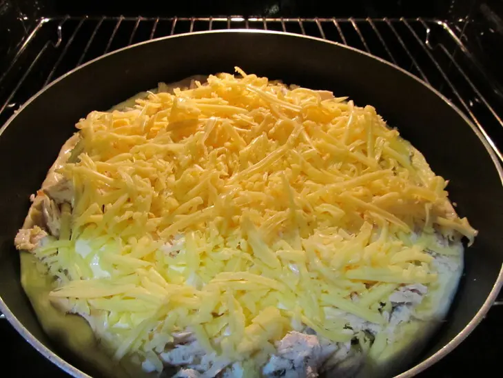 Пирог с куриным филе и грибами на скорую руку: шаг 3