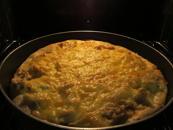 Пирог с куриным филе и грибами на скорую руку: шаг 4