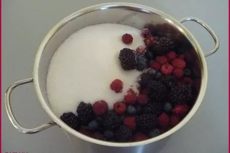 Варенье из малины с голубикой и ежевикой: шаг 2