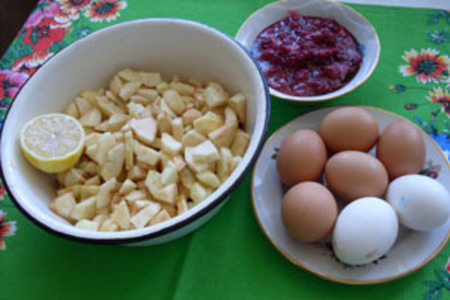 Пирог бисквитный с яблоками и малиной: шаг 1