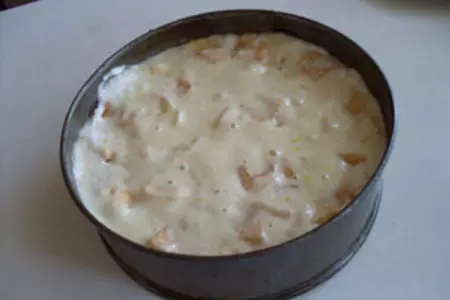 Пирог бисквитный с яблоками и малиной: шаг 2