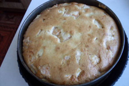 Пирог бисквитный с яблоками и малиной: шаг 3