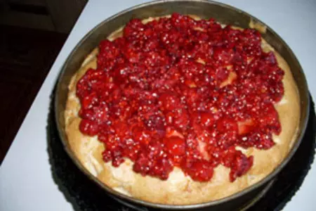 Пирог бисквитный с яблоками и малиной: шаг 4
