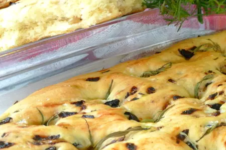 Фокачча с маслинами и розмарином: шаг 15