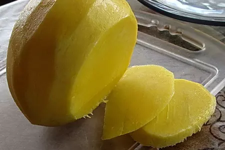 Рулет из сырокопченой грудинки с листьями салатов: шаг 2