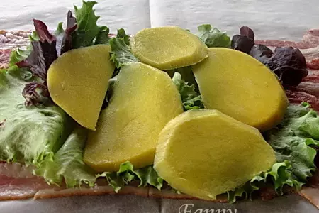Рулет из сырокопченой грудинки с листьями салатов: шаг 5
