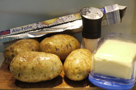 Запеченная в фольге картошка с грибами, беконом и луком: шаг 1