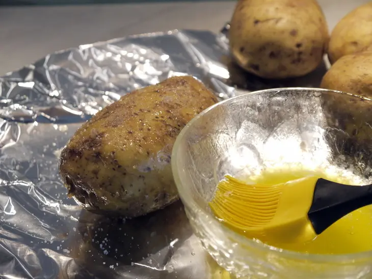 Запеченная в фольге картошка с грибами, беконом и луком: шаг 2