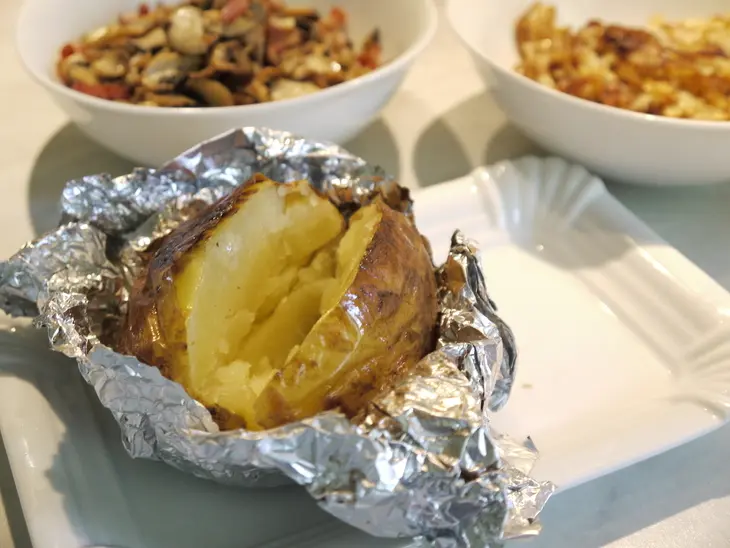 Запеченная в фольге картошка с грибами, беконом и луком: шаг 8