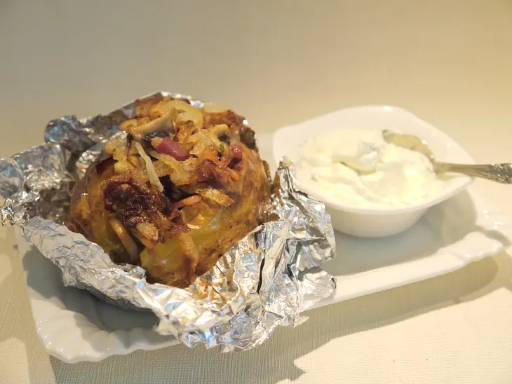Запеченная в фольге картошка с грибами, беконом и луком: шаг 9