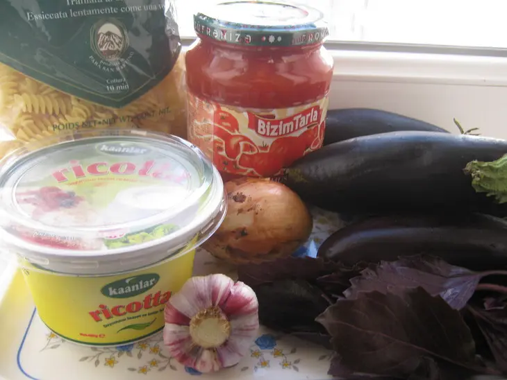 Баклажановые шары  - макароны с сыром запечённые в баклажанах (ricotta,eggplant and pasta timbales): шаг 1