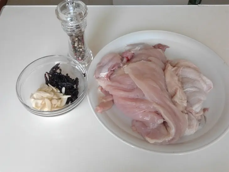 Куриный рулет с черносливом и чесноком: шаг 1