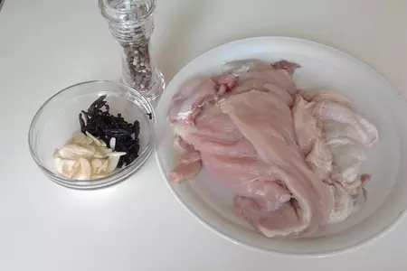 Куриный рулет с черносливом и чесноком: шаг 1
