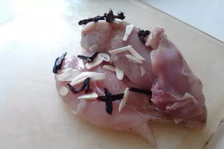 Куриный рулет с черносливом и чесноком: шаг 2