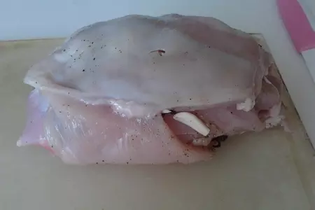 Куриный рулет с черносливом и чесноком: шаг 3