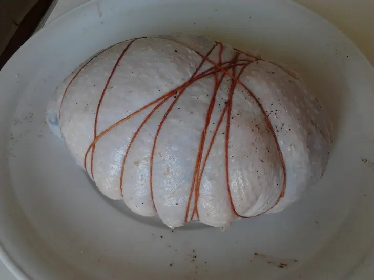 Куриный рулет с черносливом и чесноком: шаг 4