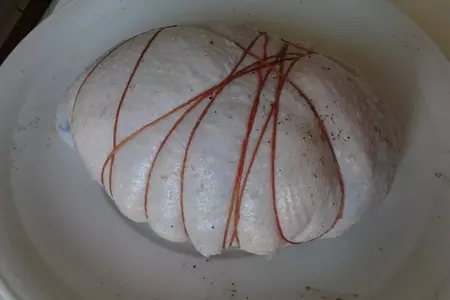Куриный рулет с черносливом и чесноком: шаг 4