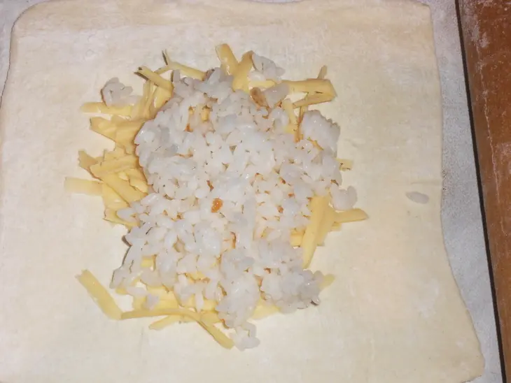 Слоеные пирожки с рыбой , грибами и рисом: шаг 3