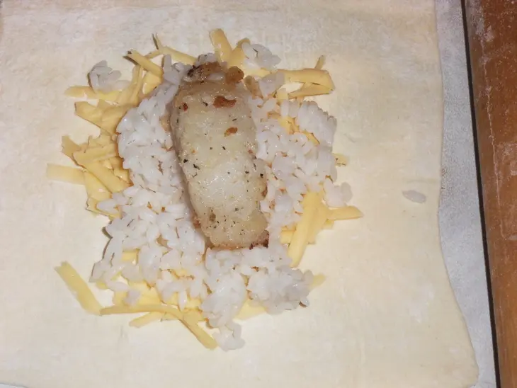 Слоеные пирожки с рыбой , грибами и рисом: шаг 4