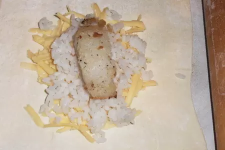 Слоеные пирожки с рыбой , грибами и рисом: шаг 4