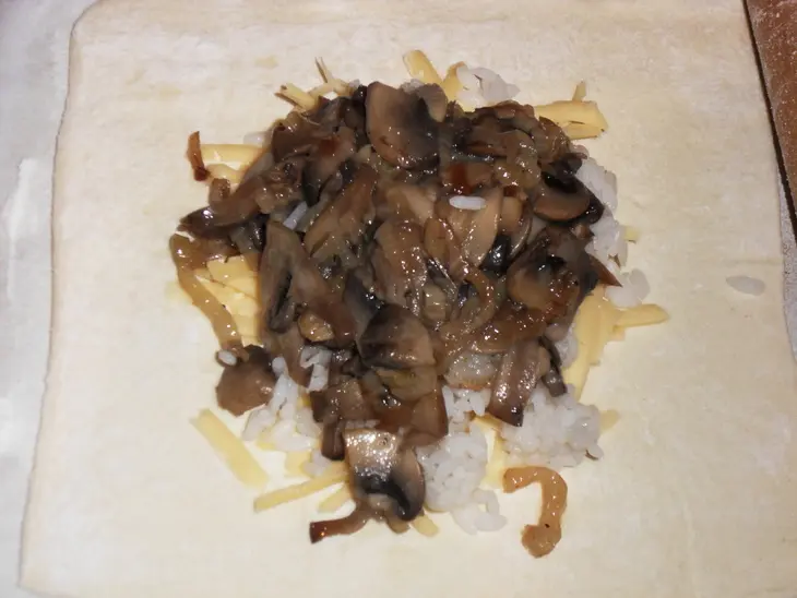 Слоеные пирожки с рыбой , грибами и рисом: шаг 5